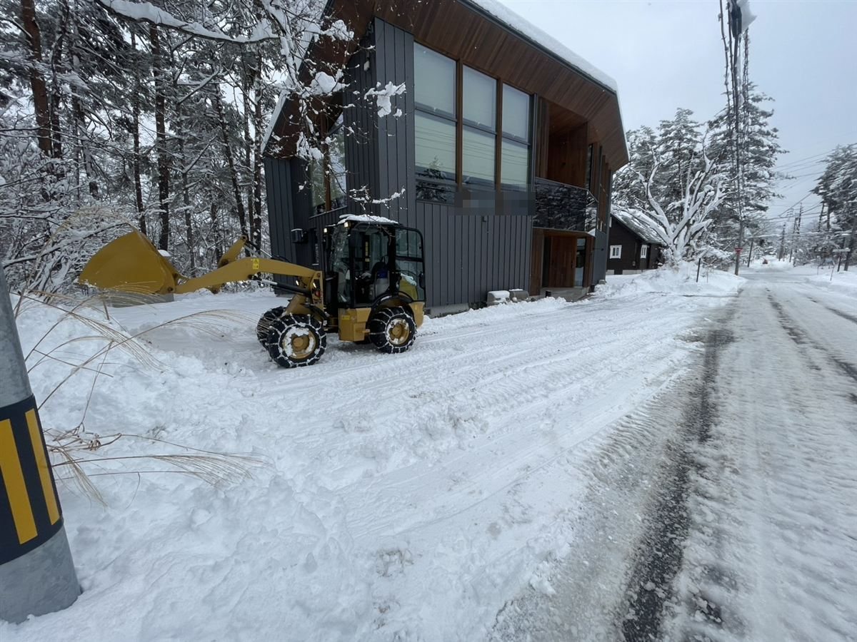 ホイールローダーによる施設前の除雪